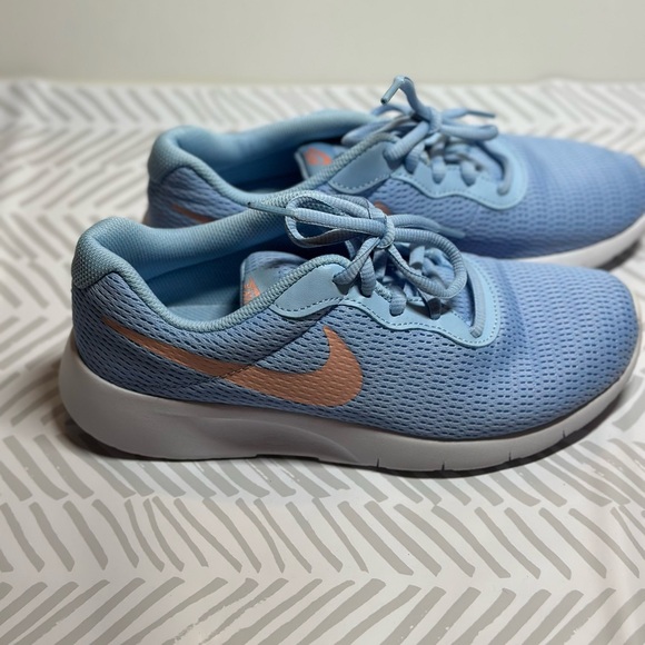 Nike Tanjun Shoe Youth size 6 Psychic Blue/Bleached Coral/White - Picture 2 of 6